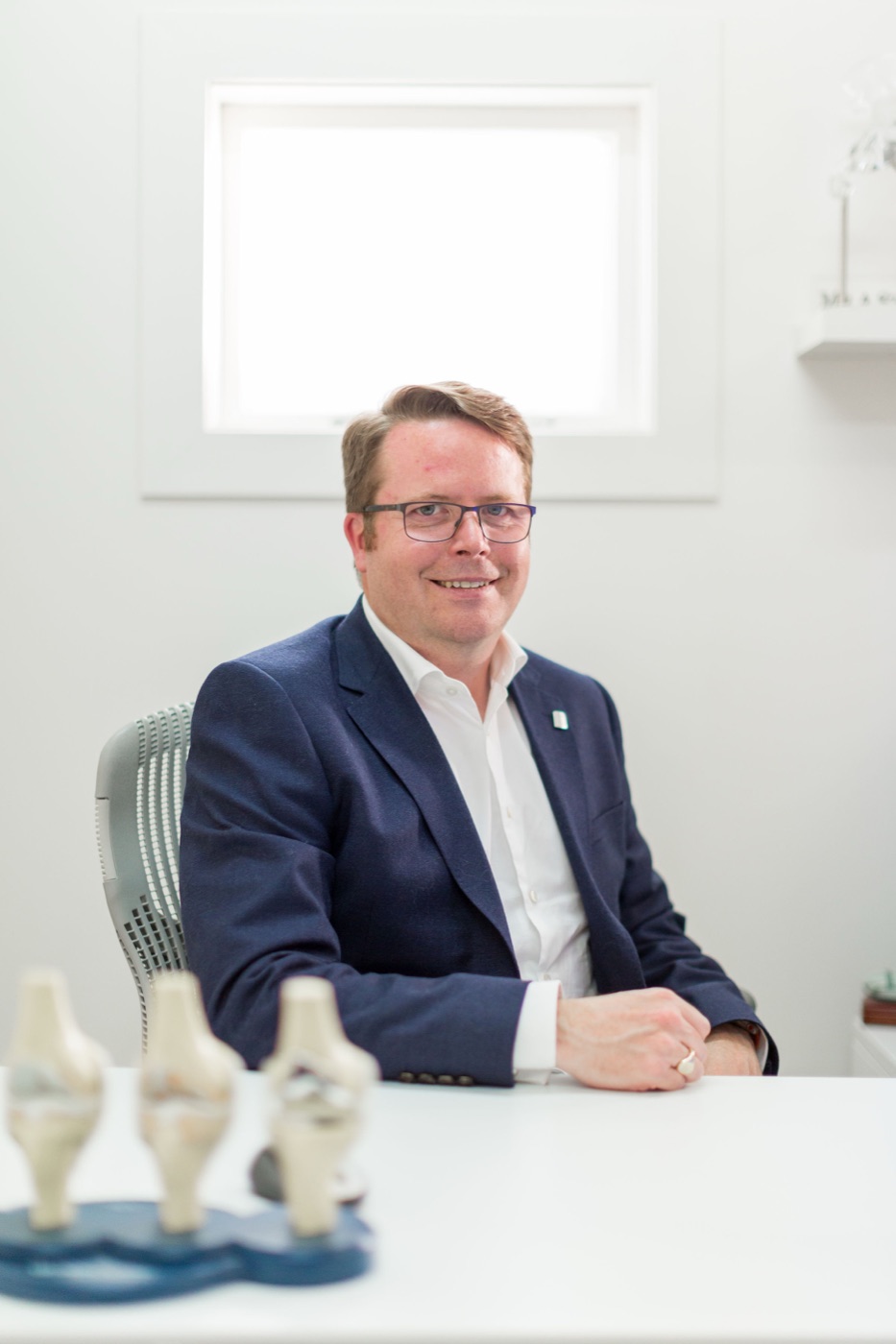 Mr Andrew Thompson in the OrthoDocs consulting room