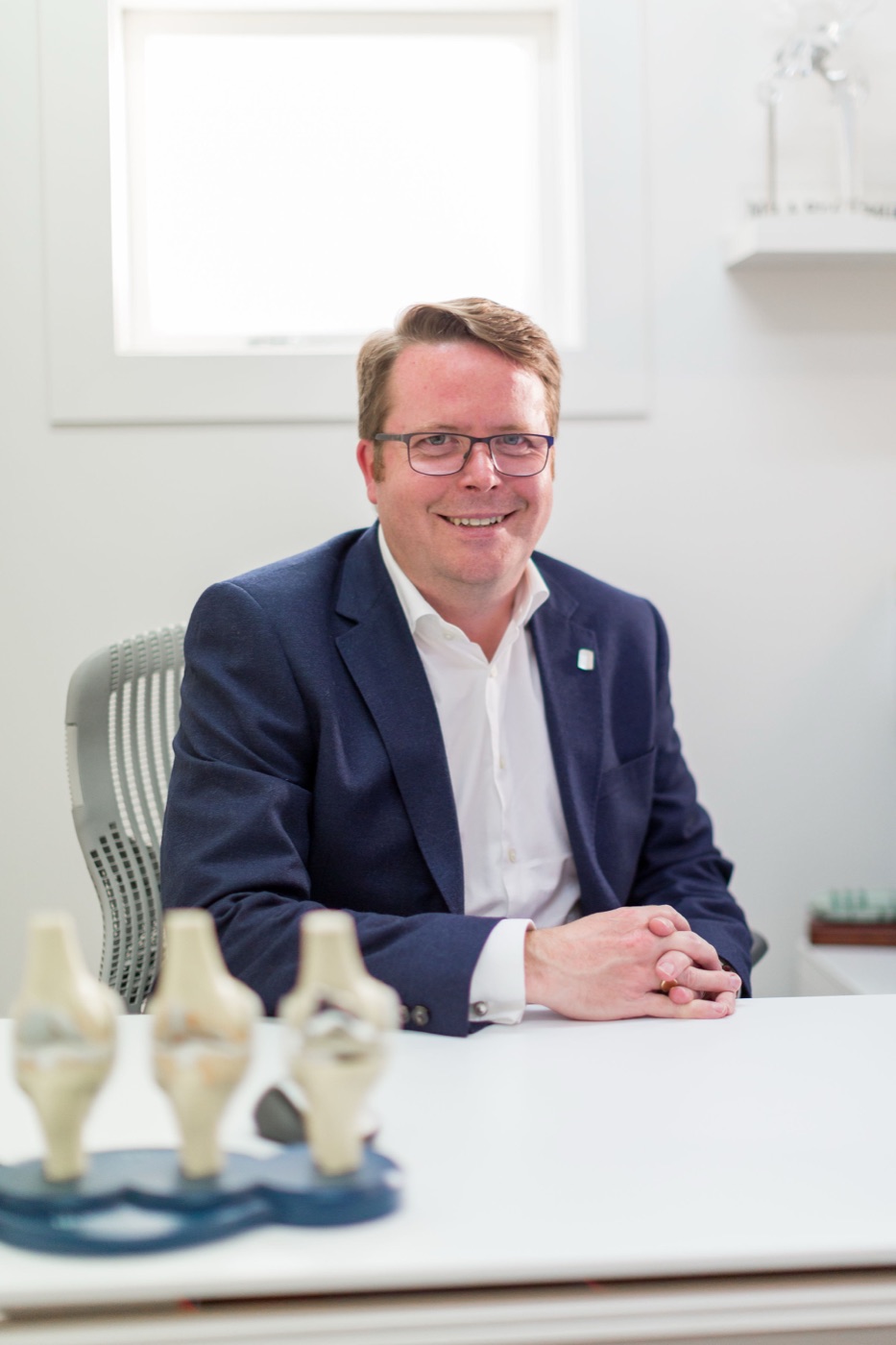 Mr Andrew Thompson with orthopaedic knee models